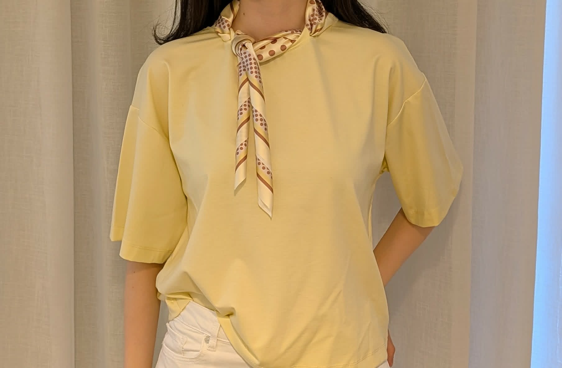 T-shirt "Eva" Jaune avec foulard à pois